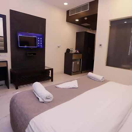 Hotel Pk Residency Ноида Екстериор снимка