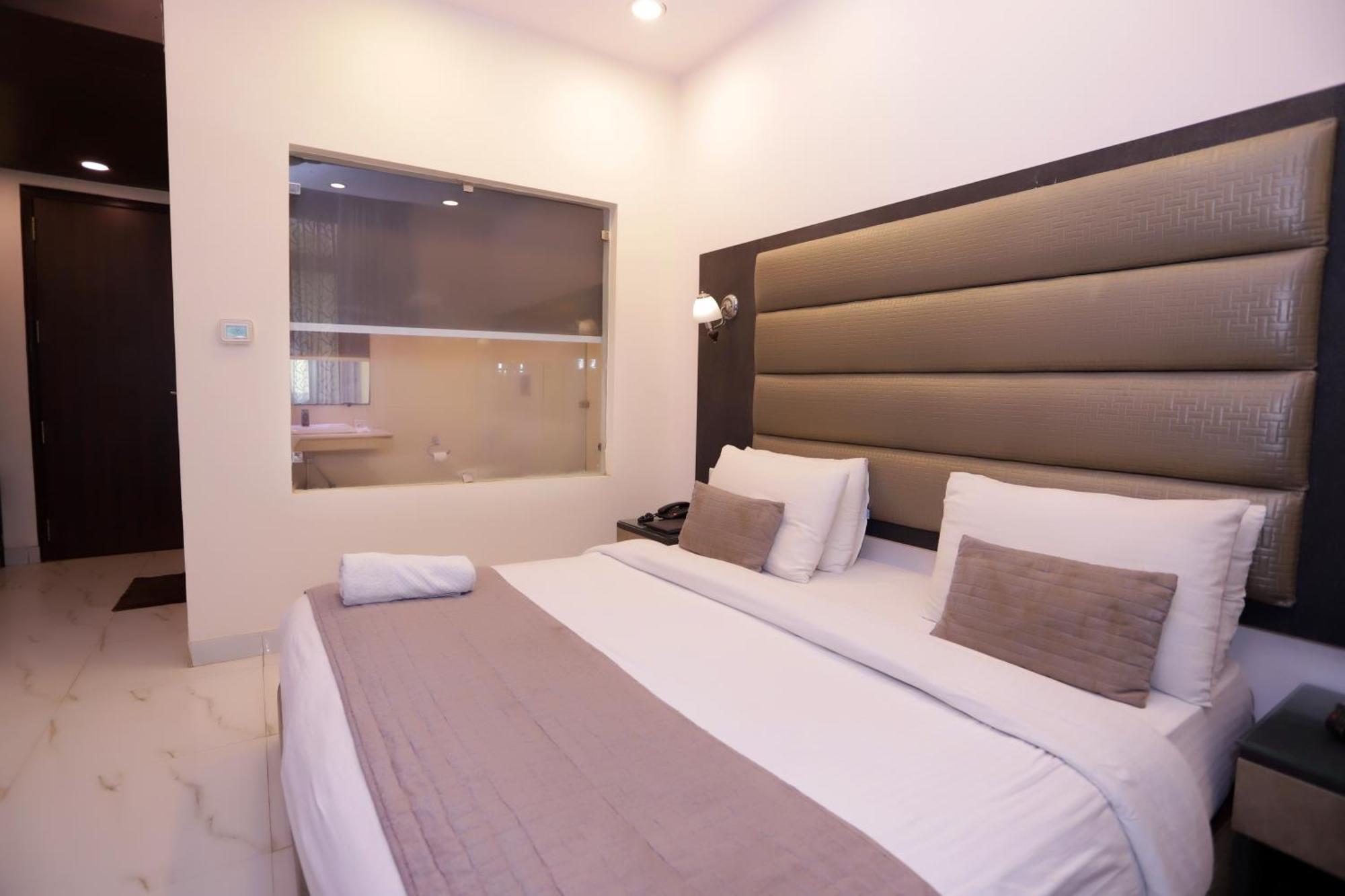 Hotel Pk Residency Ноида Екстериор снимка