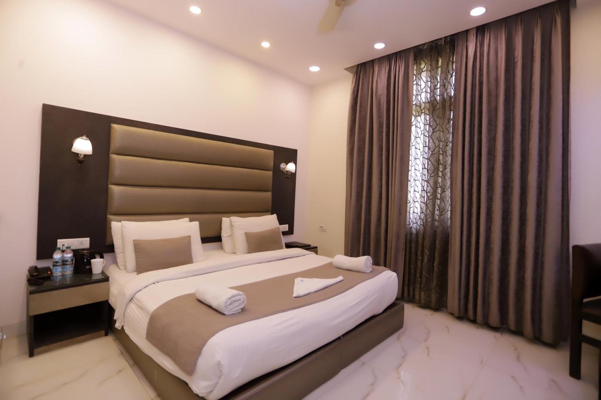 Hotel Pk Residency Ноида Екстериор снимка
