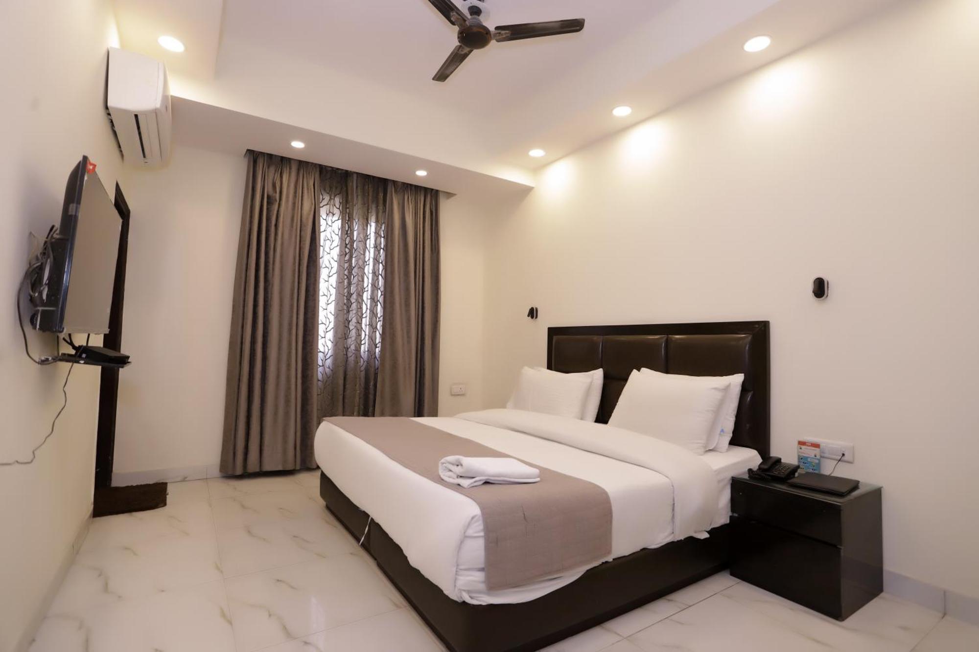 Hotel Pk Residency Ноида Екстериор снимка