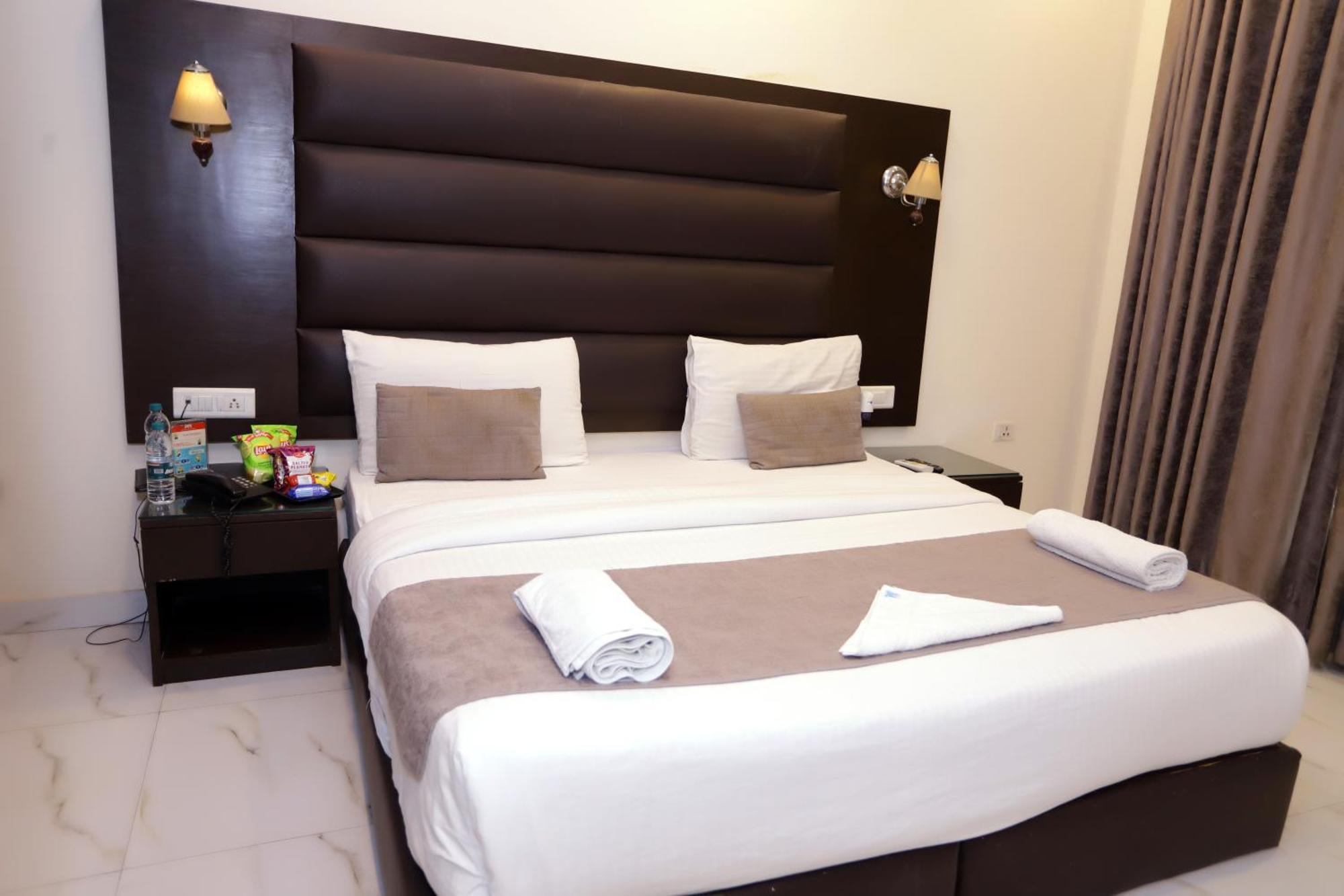 Hotel Pk Residency Ноида Екстериор снимка