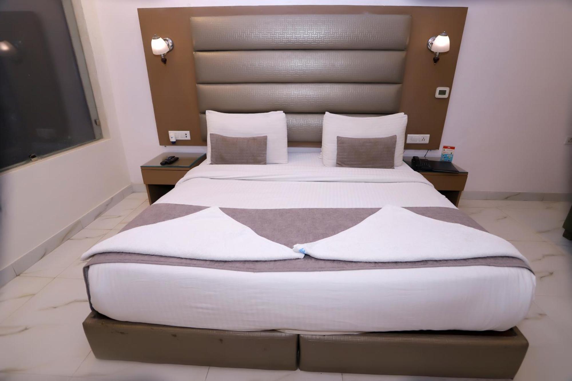 Hotel Pk Residency Ноида Екстериор снимка