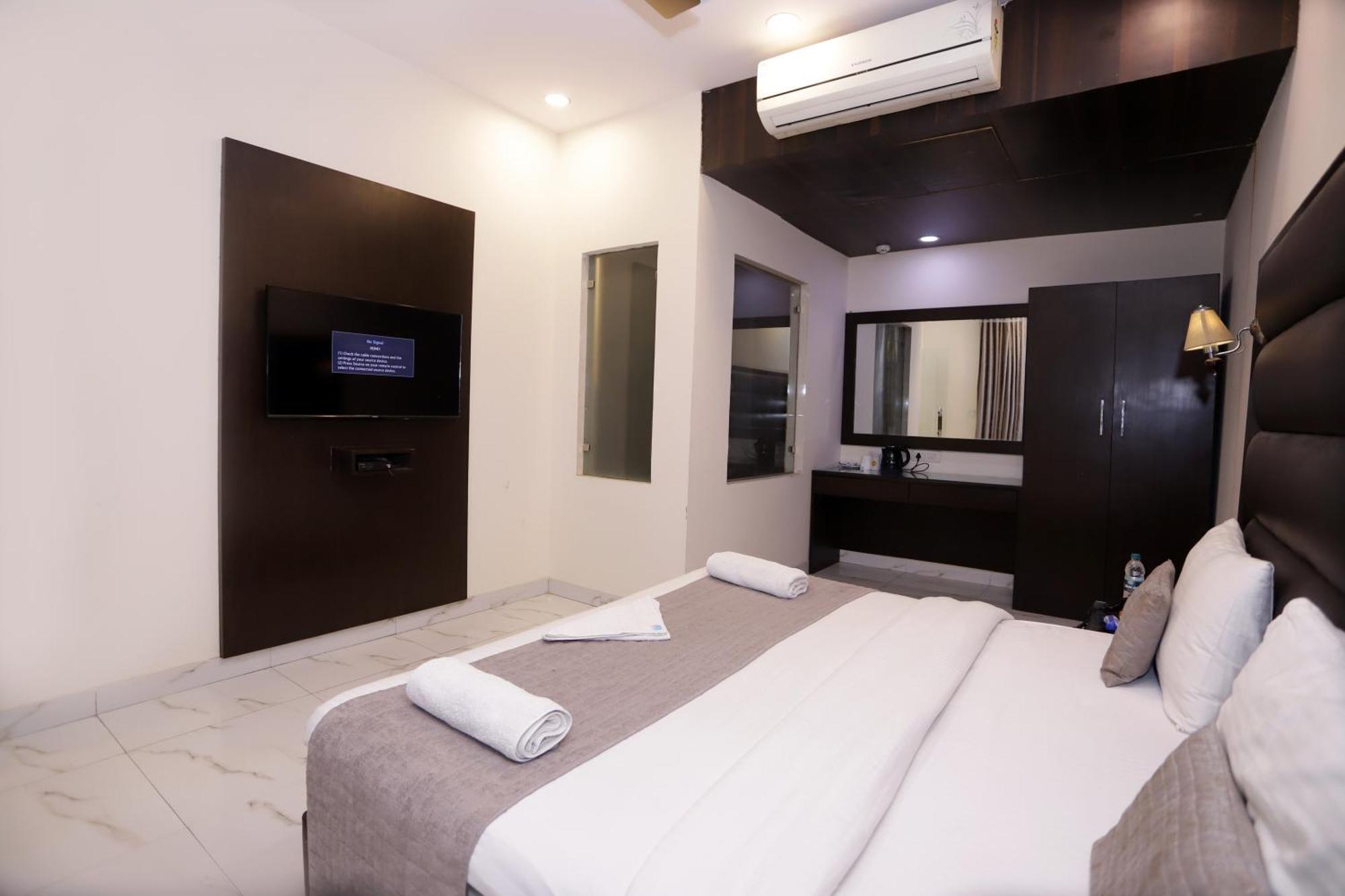 Hotel Pk Residency Ноида Екстериор снимка