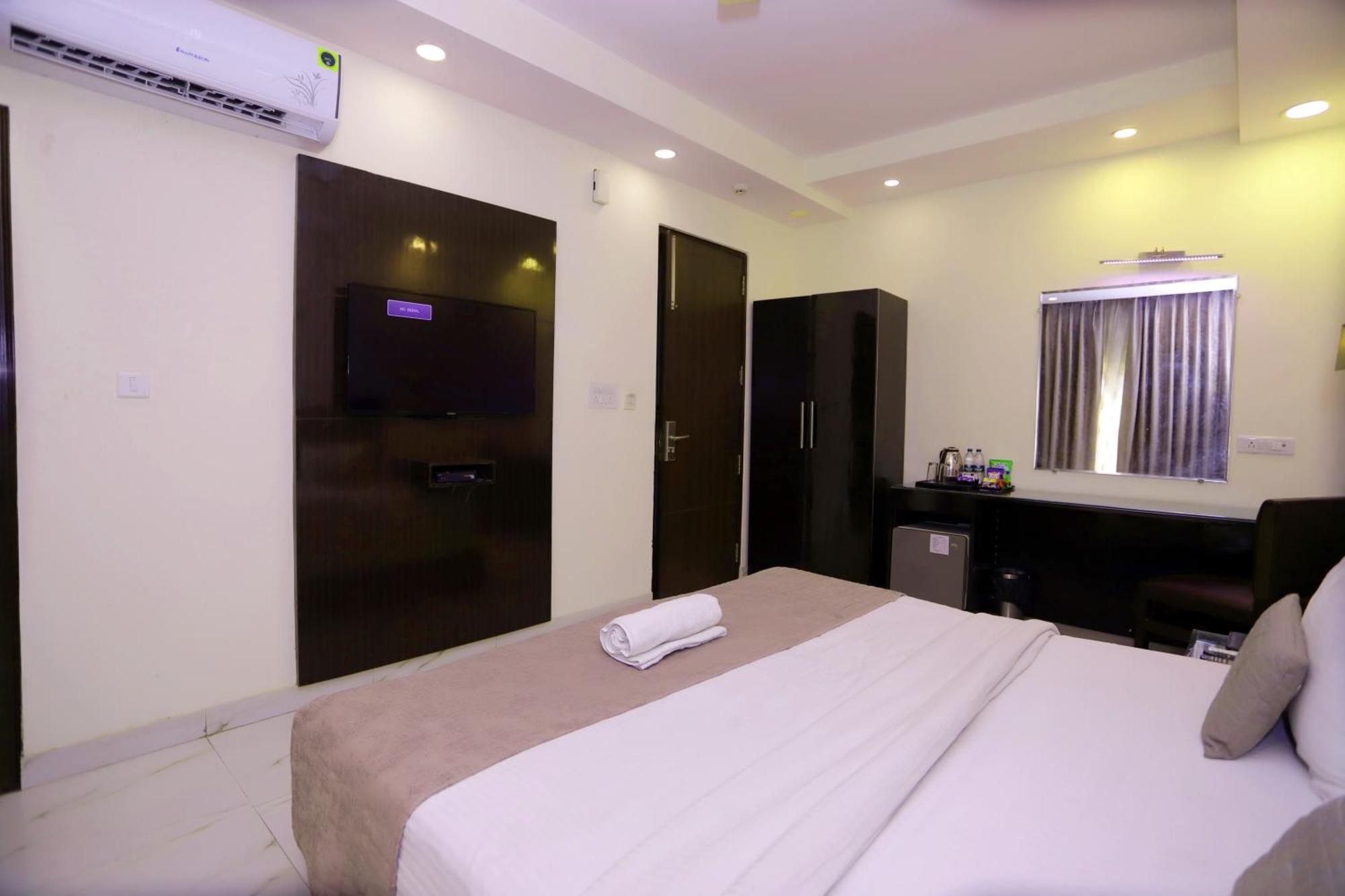 Hotel Pk Residency Ноида Екстериор снимка