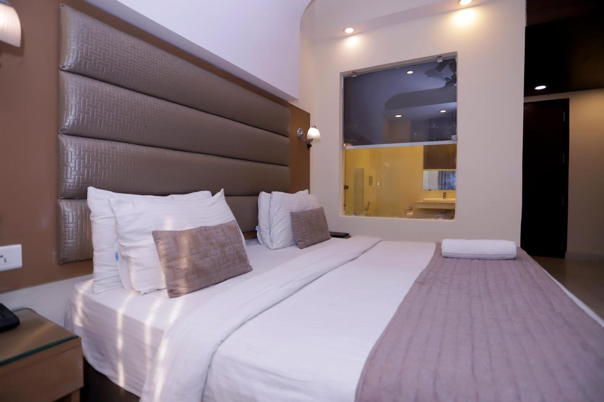 Hotel Pk Residency Ноида Екстериор снимка
