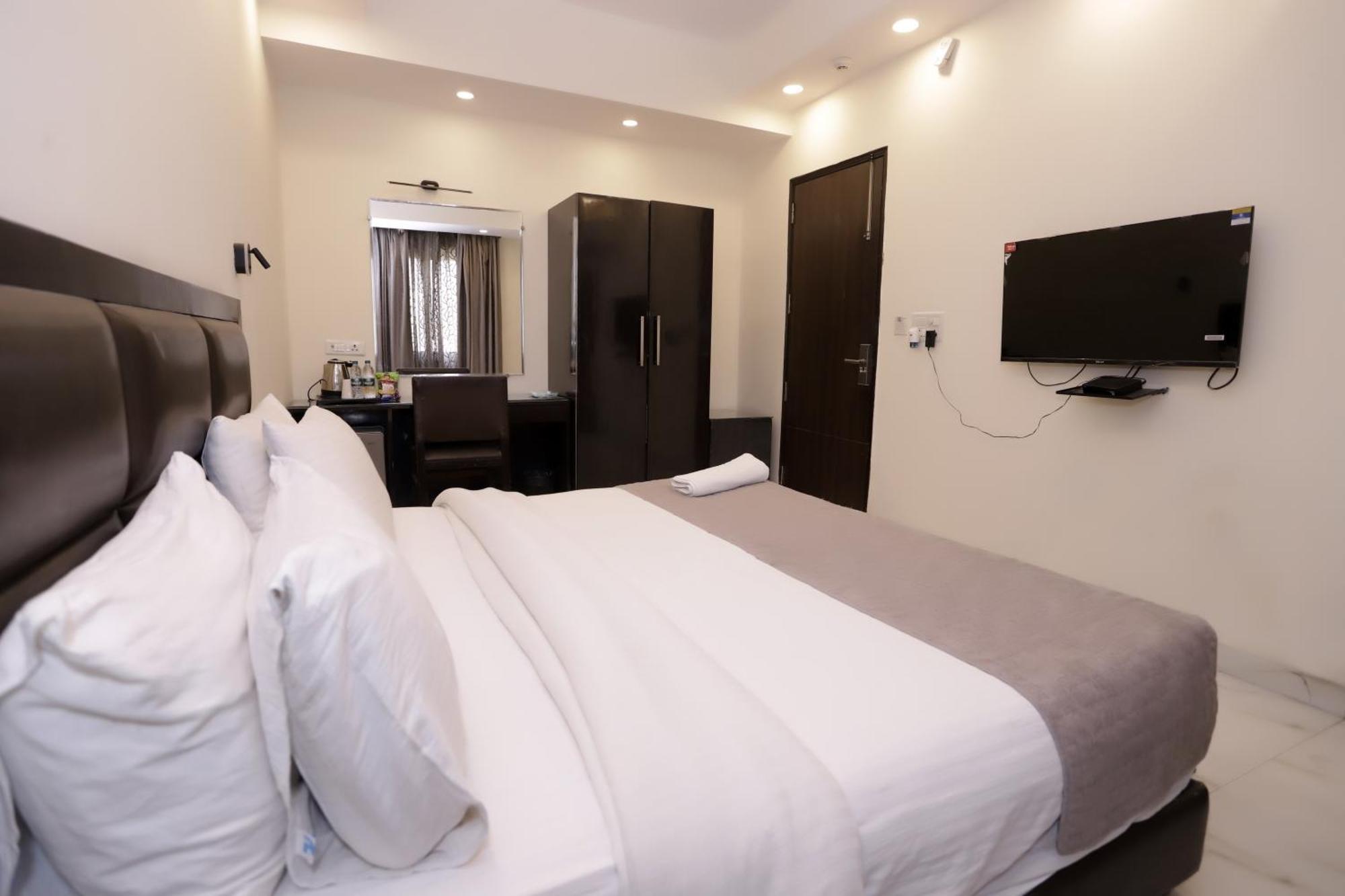 Hotel Pk Residency Ноида Екстериор снимка