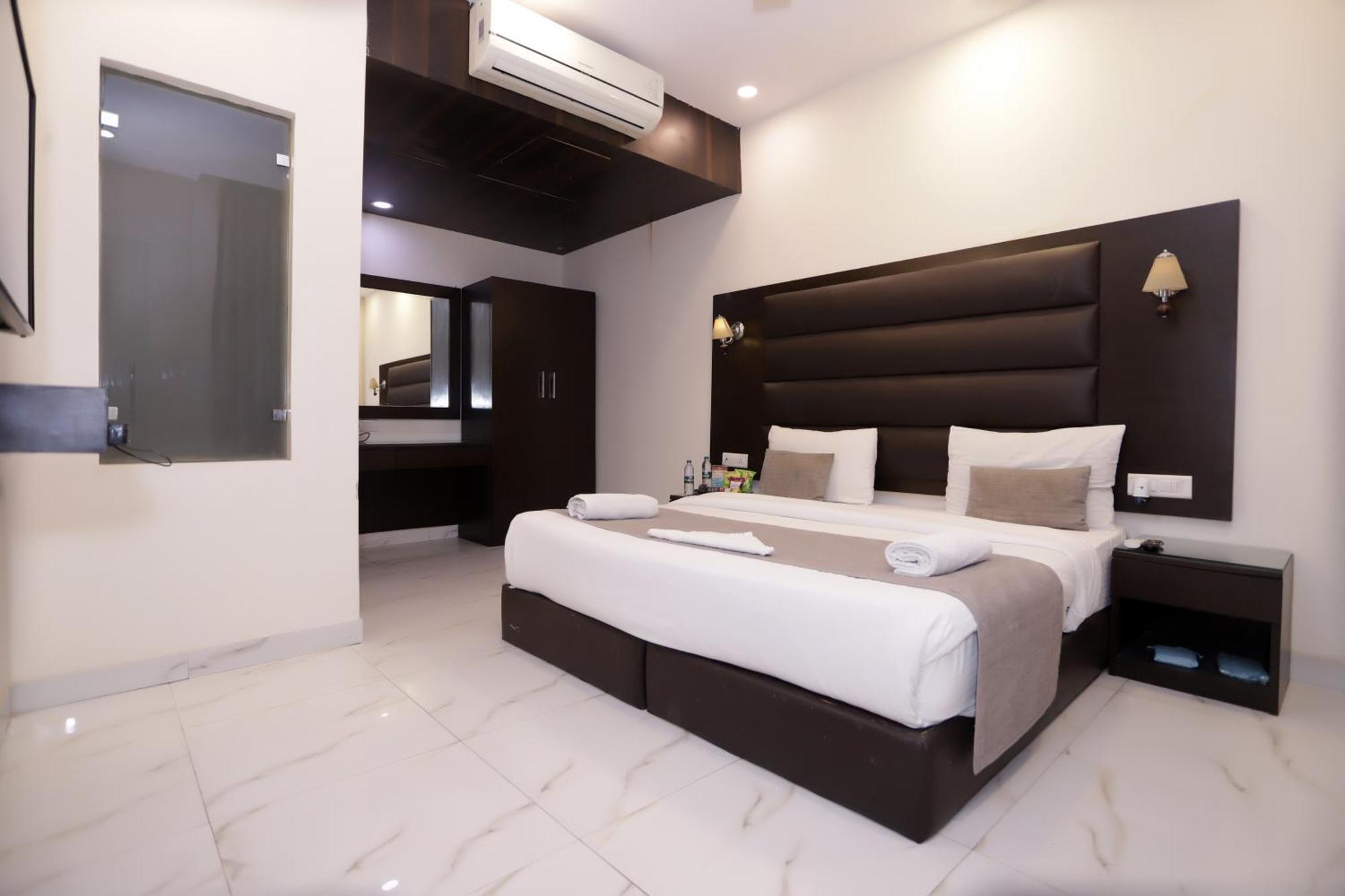 Hotel Pk Residency Ноида Екстериор снимка