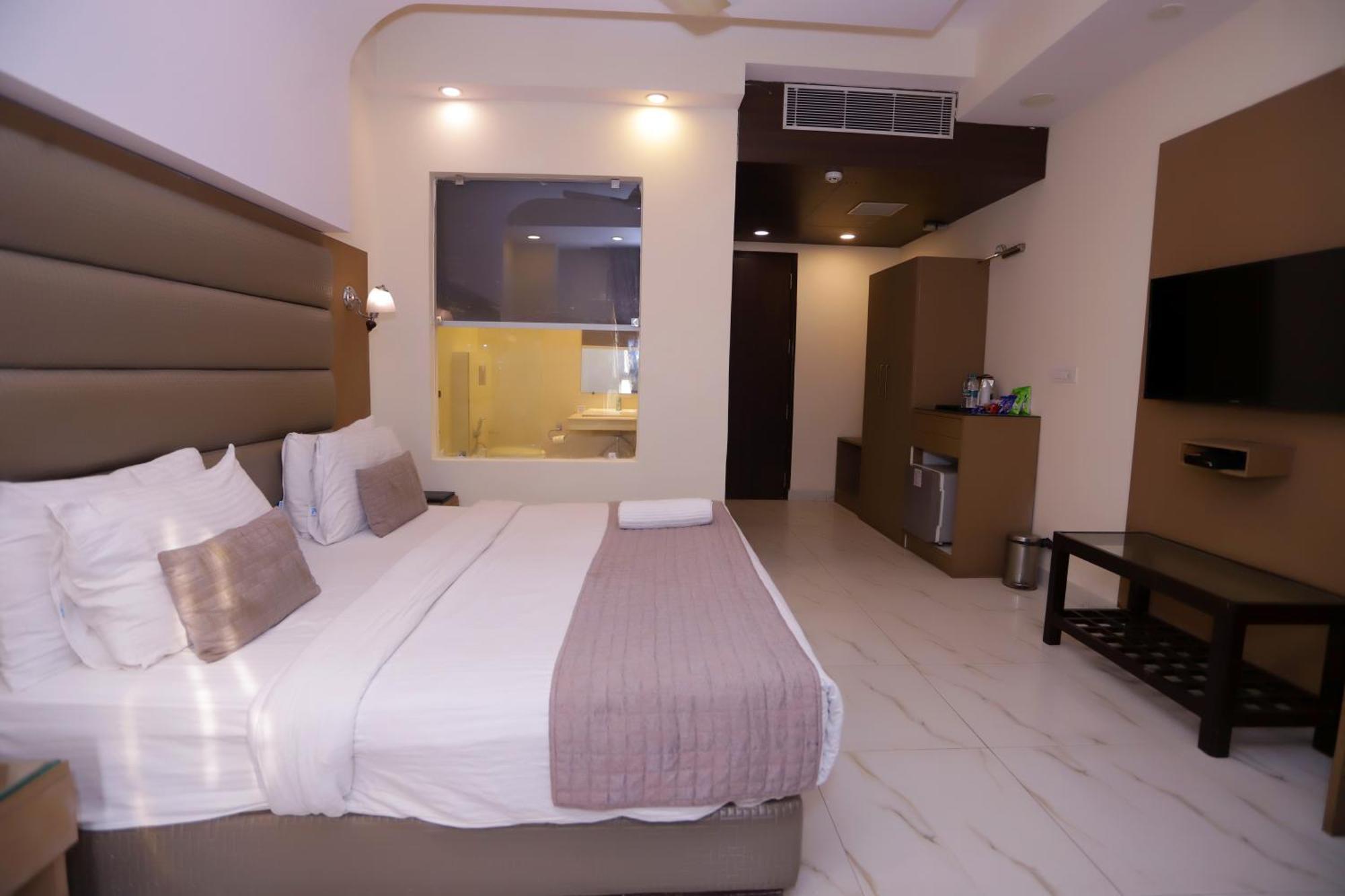 Hotel Pk Residency Ноида Екстериор снимка