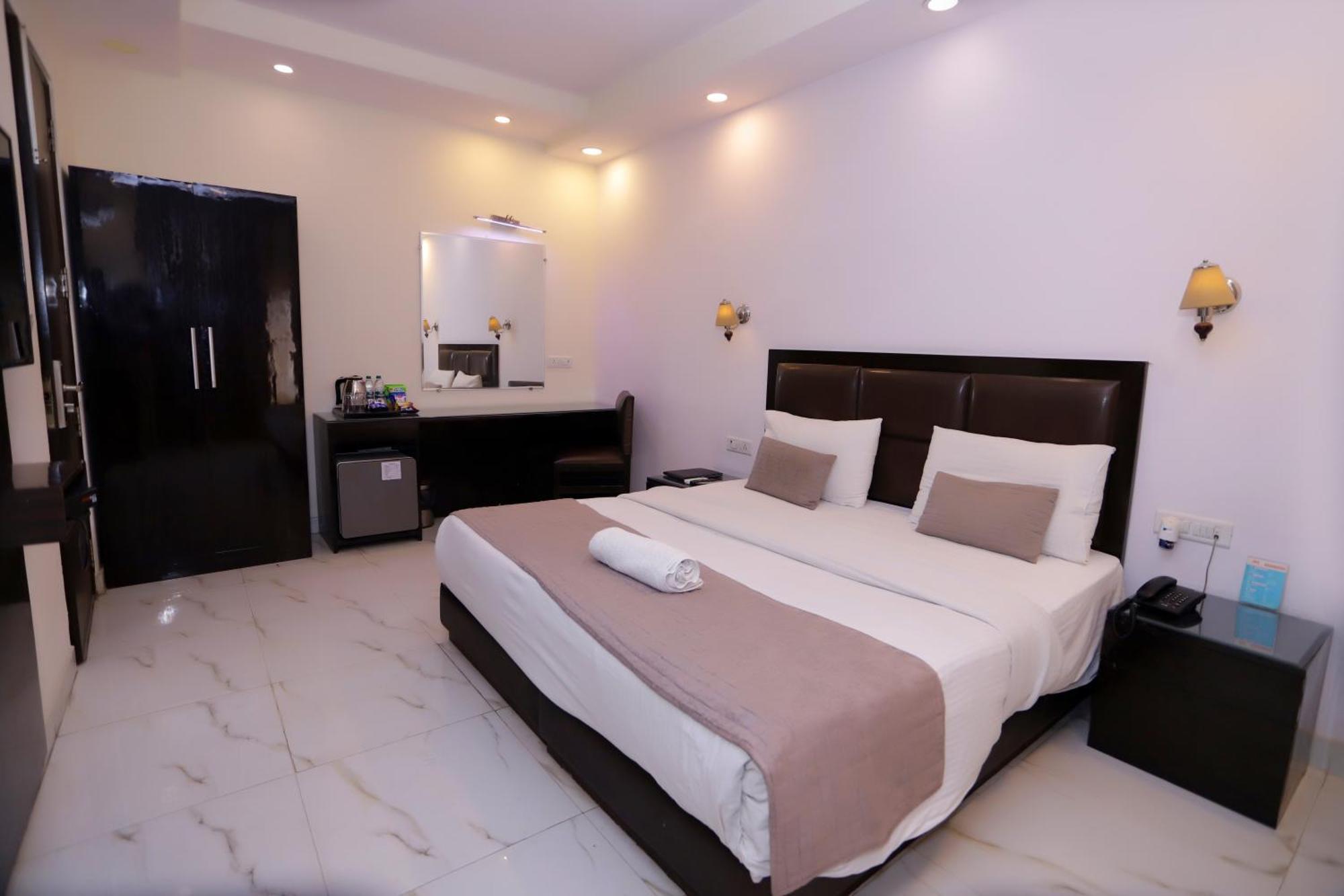 Hotel Pk Residency Ноида Екстериор снимка