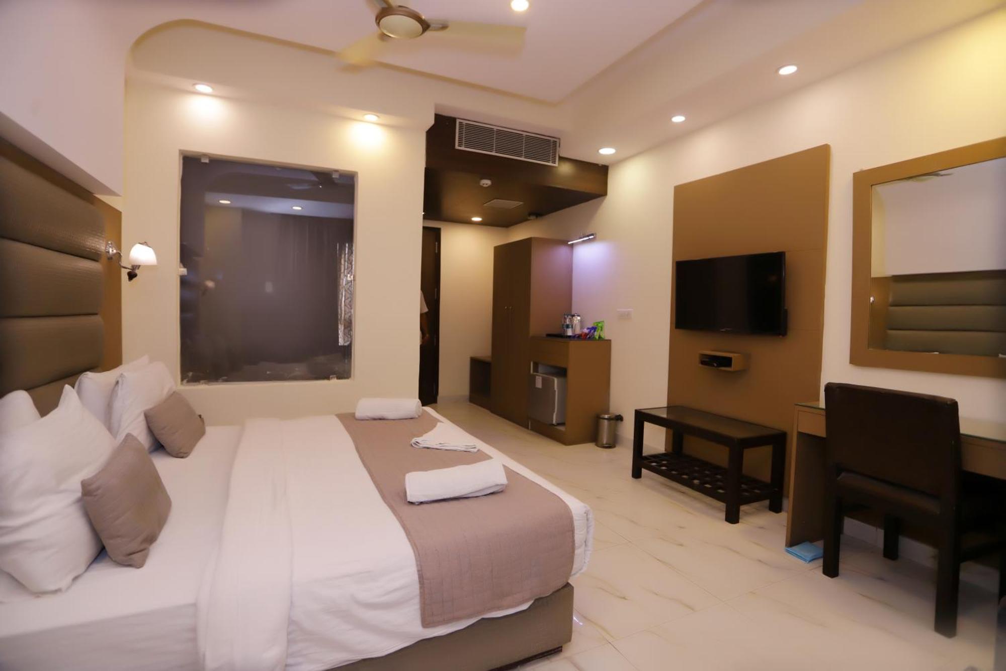 Hotel Pk Residency Ноида Екстериор снимка