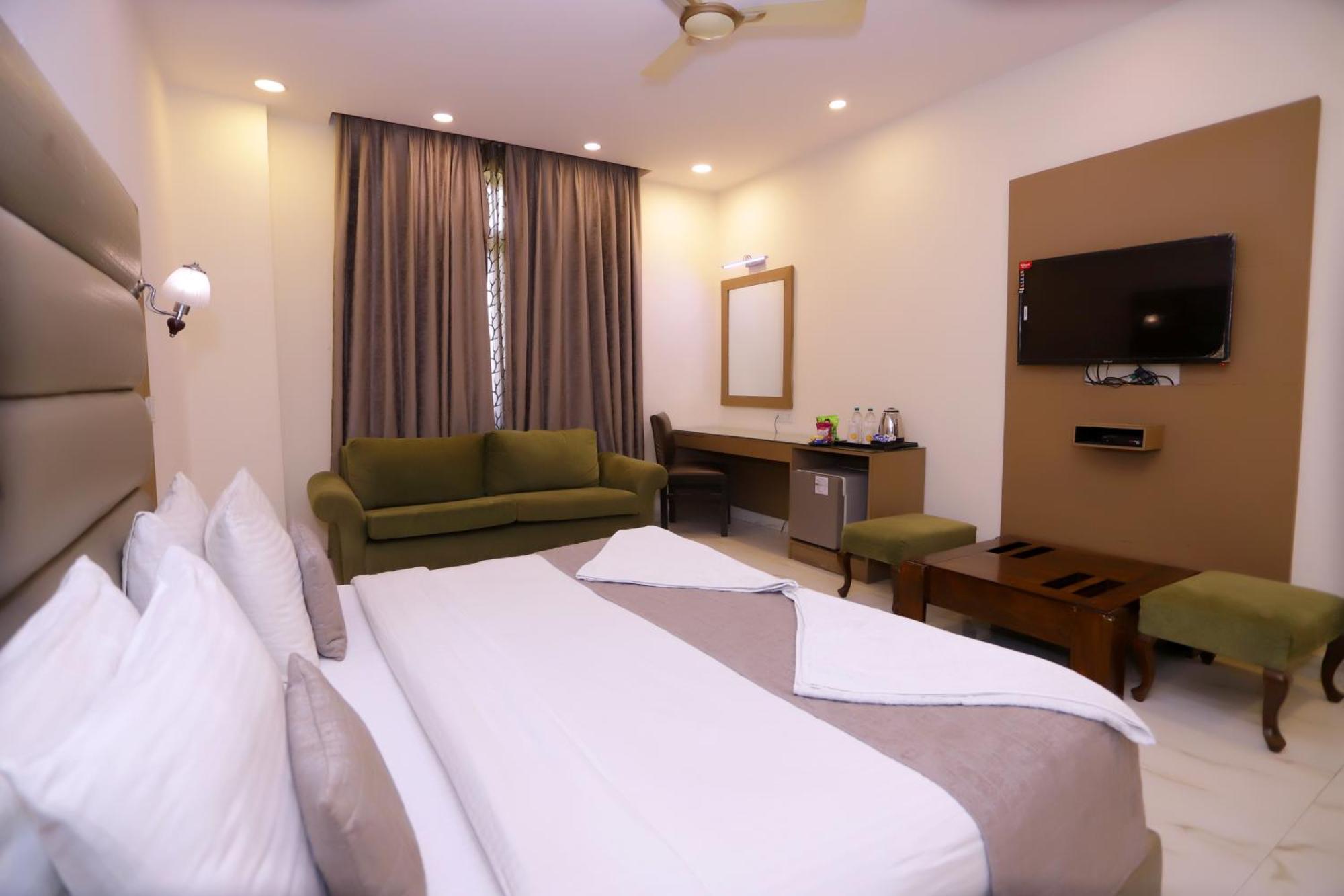 Hotel Pk Residency Ноида Екстериор снимка