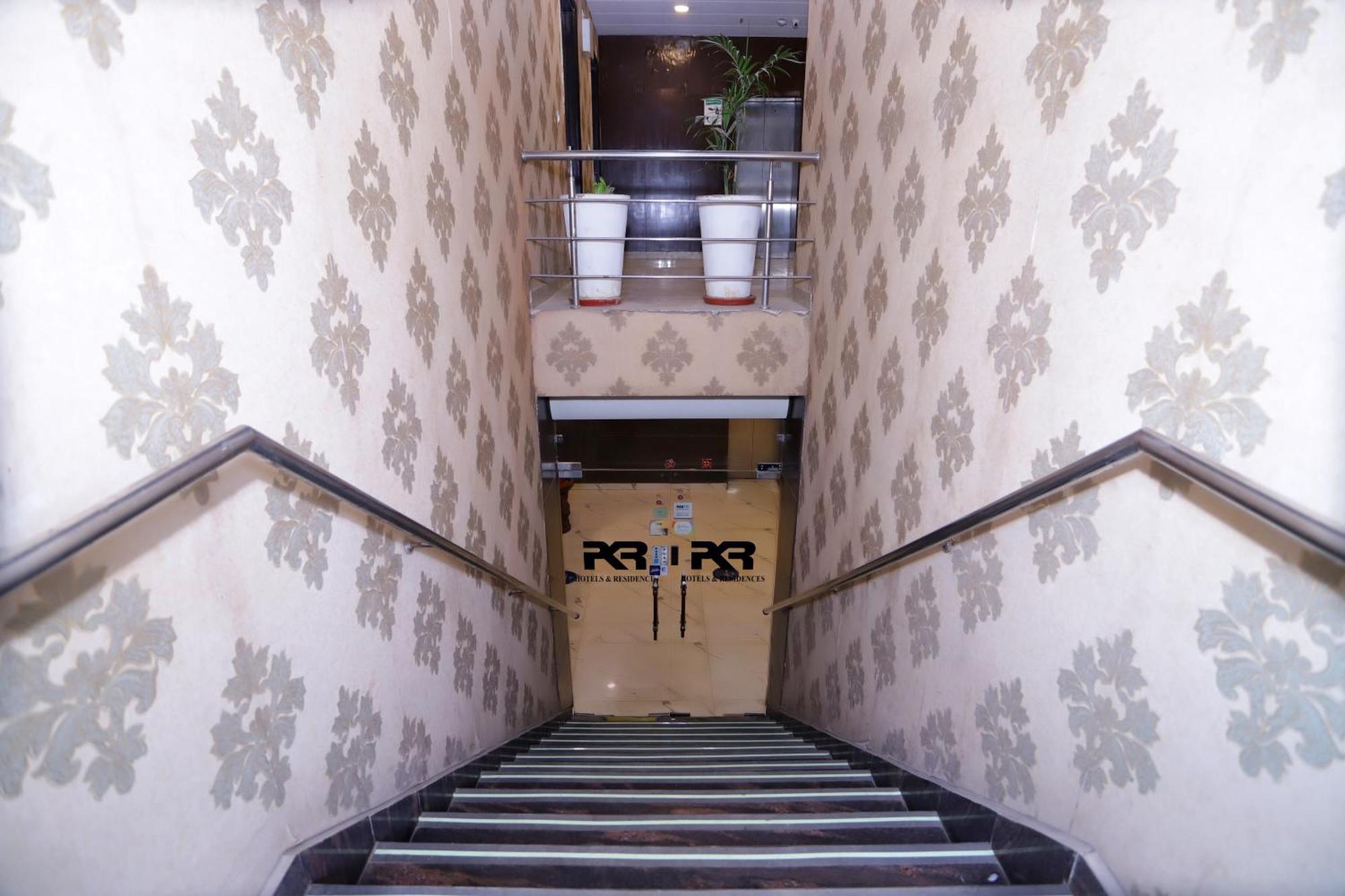 Hotel Pk Residency Ноида Екстериор снимка