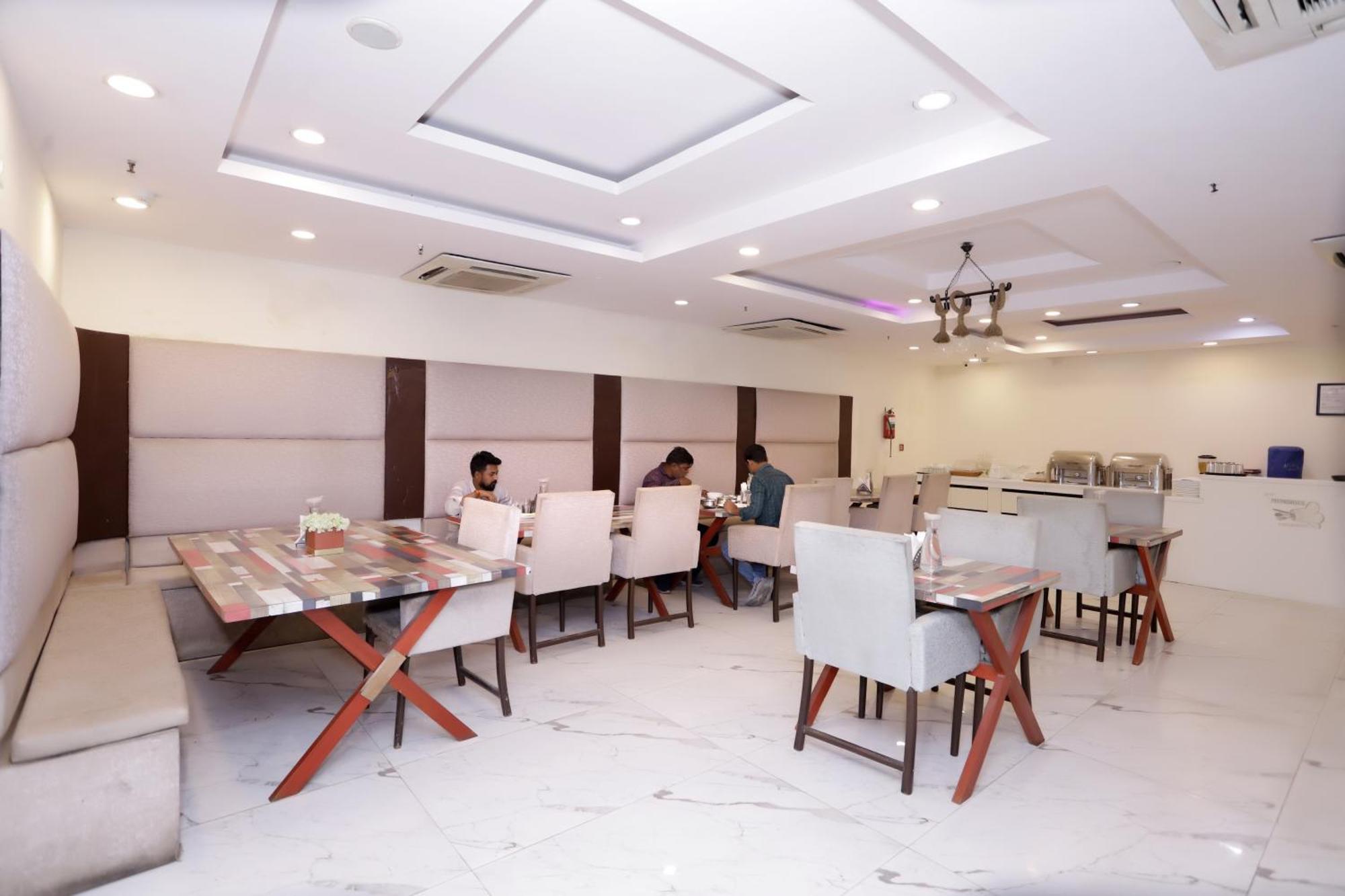 Hotel Pk Residency Ноида Екстериор снимка