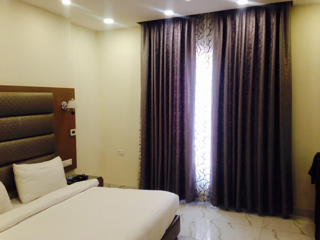 Hotel Pk Residency Ноида Екстериор снимка