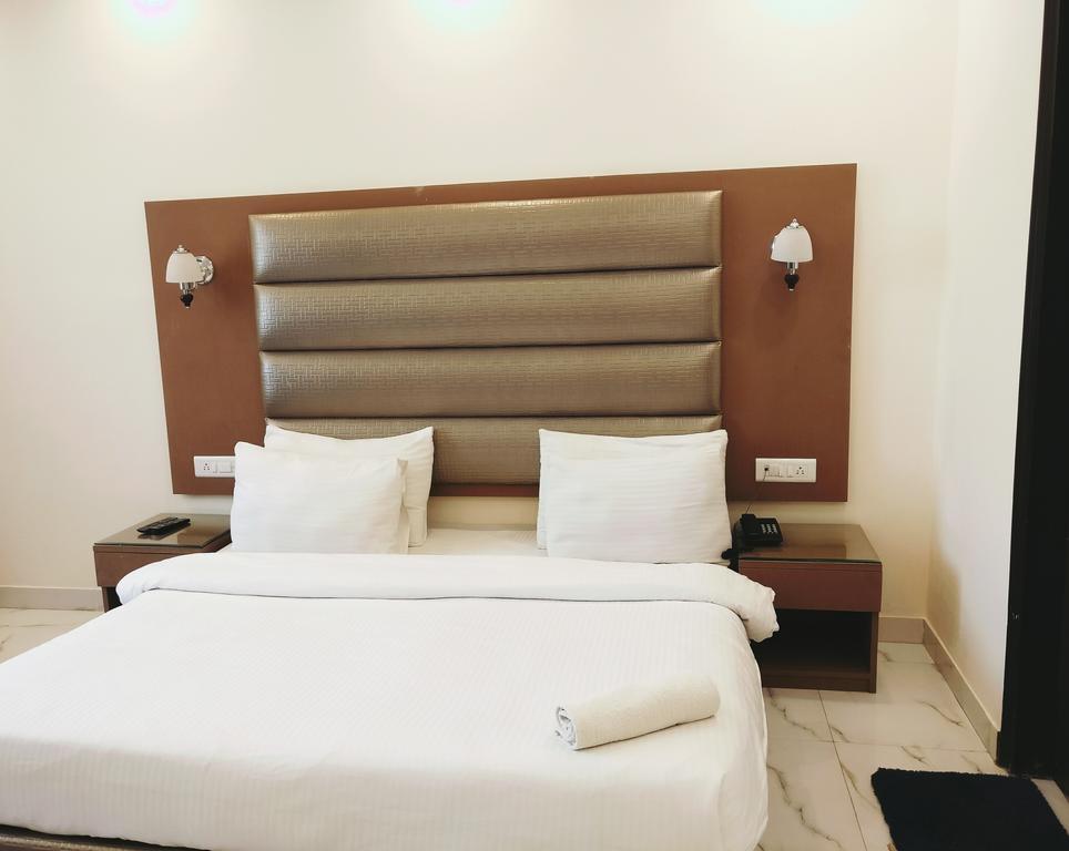 Hotel Pk Residency Ноида Екстериор снимка