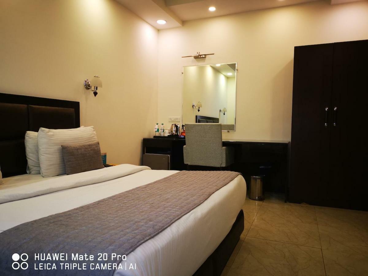 Hotel Pk Residency Ноида Екстериор снимка