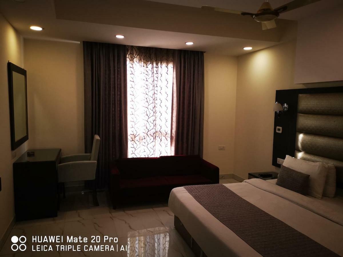 Hotel Pk Residency Ноида Екстериор снимка